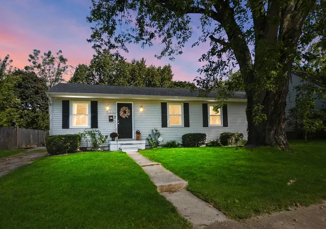 Single family home for sale at 210 S Oak St, London, OH 43140 | MLS# 226037469