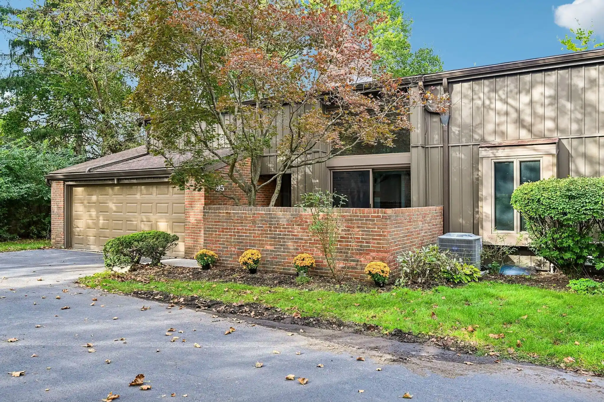 Listing Photo 1 - Condo for sale in 95 Gln Dr located at 95 Gln Dr, Worthington, OH 43085 - Unit 95 Glen Dr