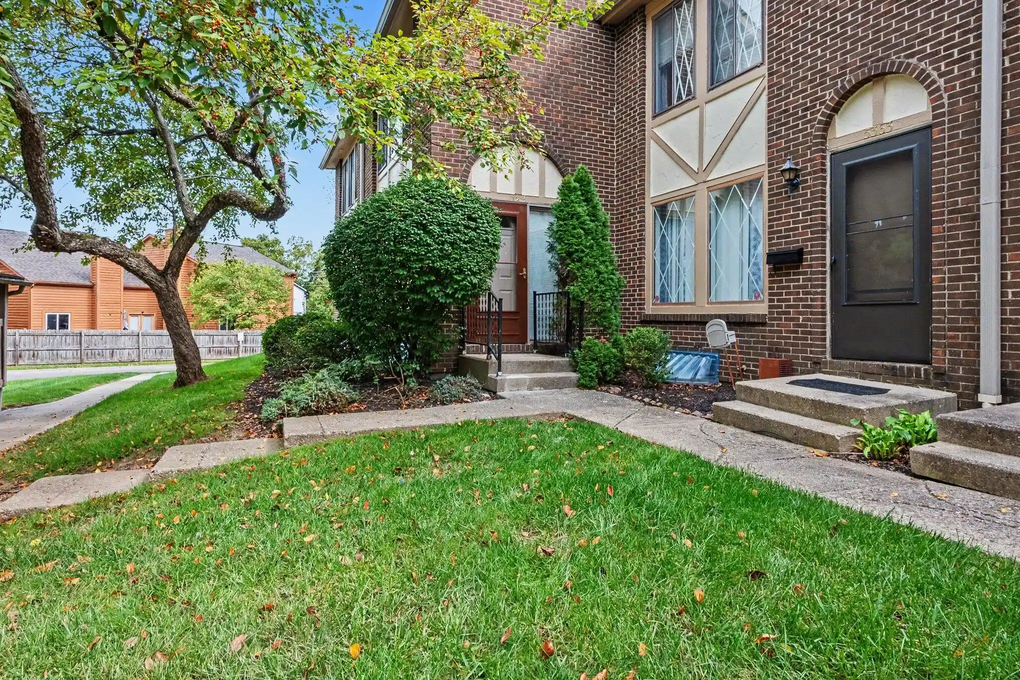Listing Photo 1 - Condo for sale in 5361 Vly Ln E located at 5361 Vly Ln E, Columbus, OH 43231 - Unit #Z67