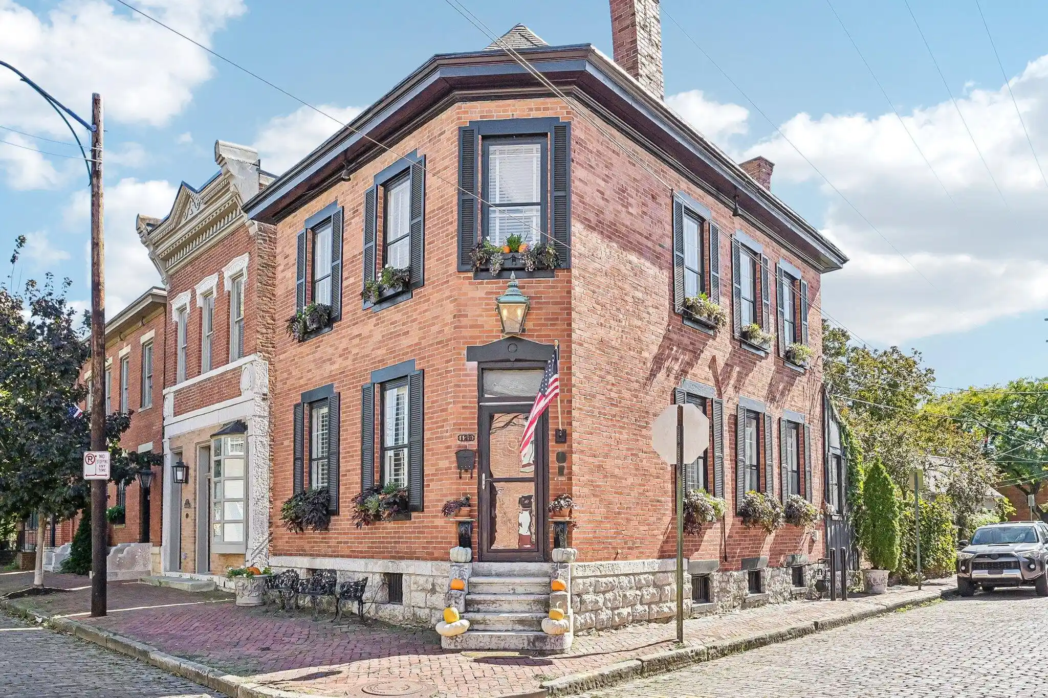 Single family home for sale at 129 E Beck St, Columbus, OH 43206 | MLS# 226037881