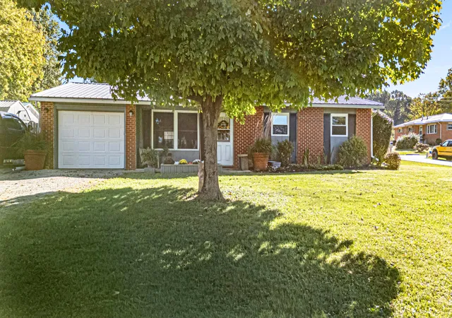 Single family home for sale at 100 Clearview Dr NE, Newark, OH 43055 | MLS# 226038548