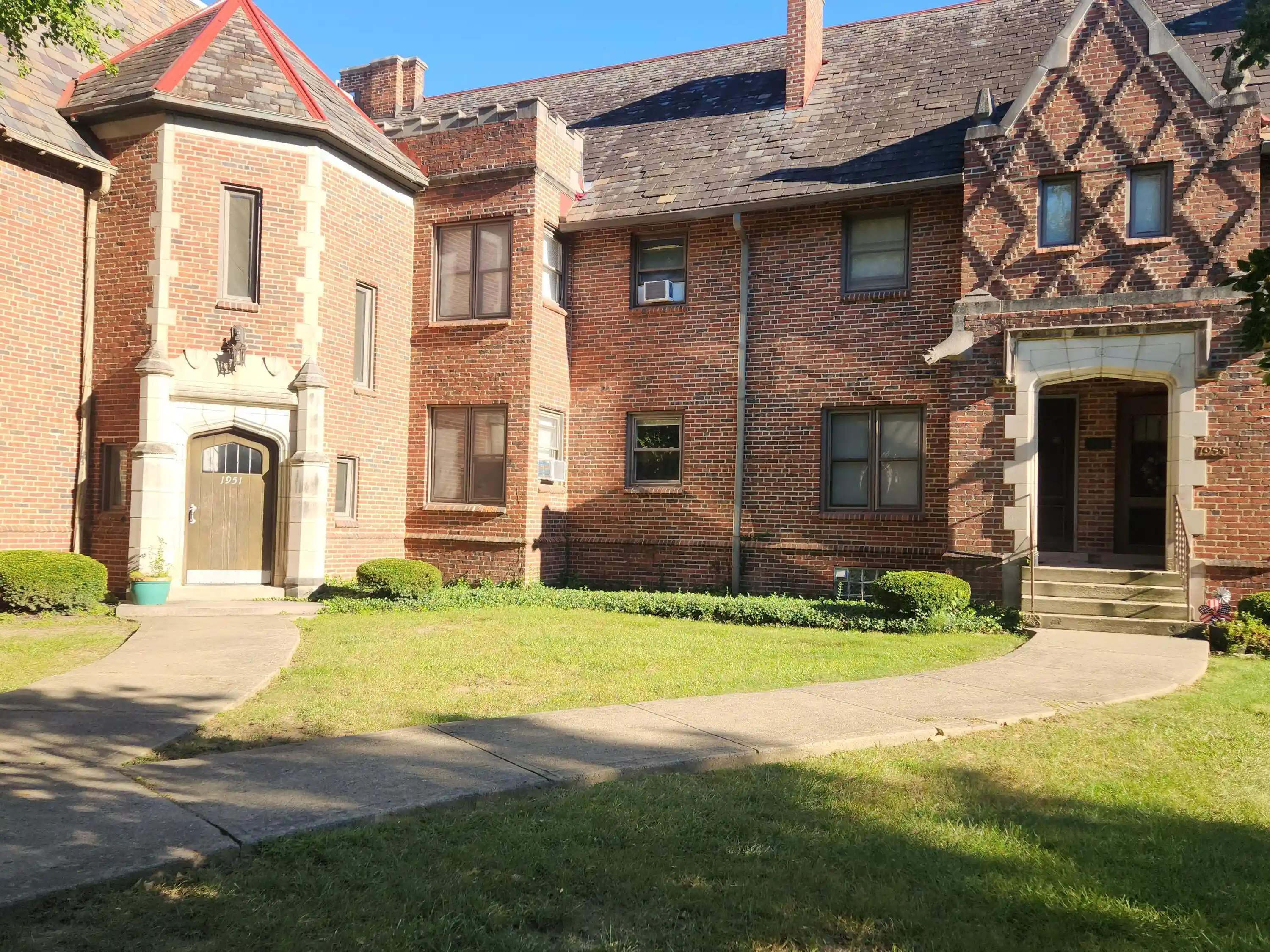 Listing Photo 1 - Condo for sale in 1955 Suffolk Rd located at 1955 Suffolk Rd, Columbus, OH 43221 - Unit #1951