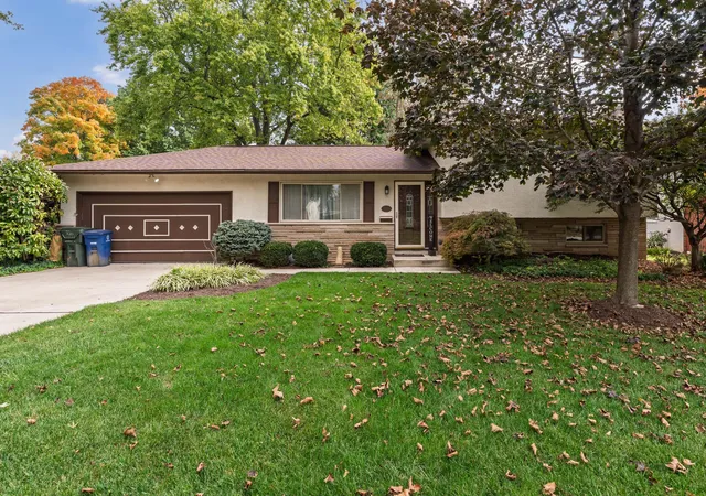 Single family home for sale at 4286 Kenridge Dr, Columbus, OH 43220 | MLS# 226038464