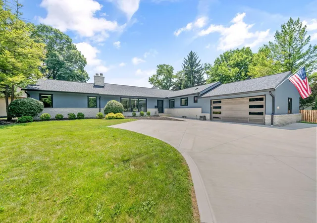 Photo 1 of Sale Pending at 2661 Dorset Rd, Columbus, OH 43221 | MLS# 226038901 | Listing updated on 2026-10-13