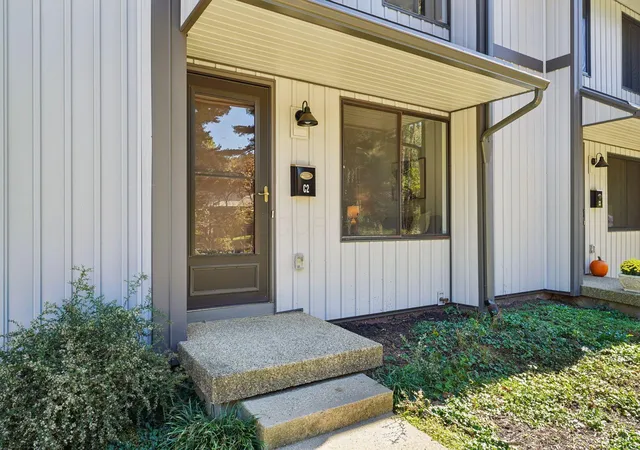 Listing Photo 1 - Condo for sale in building located at 1440 Londondale Pkwy, Newark, OH 43055 - Unit #C2
