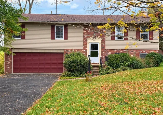 Single family home for sale at 895 Forest Hills Rd, Heath, OH 43056 | MLS# 226039107