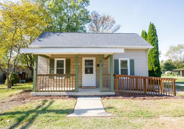 Single family home for sale at 1 Vine St, Jeffersonville, OH 43128 | MLS# 226039175