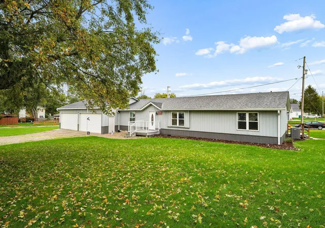 Single family home for sale at 5102 Fairfield Beach Rd NE, Thornville, OH 43076 | MLS# 226039639