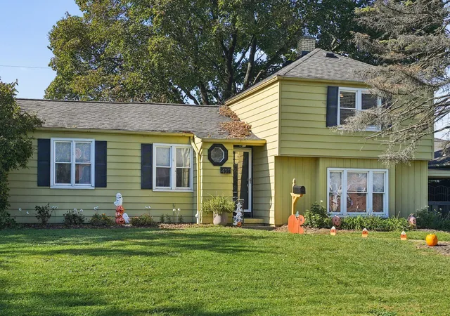 Single family home for sale at 4211 Patzer Ave, Grove City, OH 43123 | MLS# 226040217