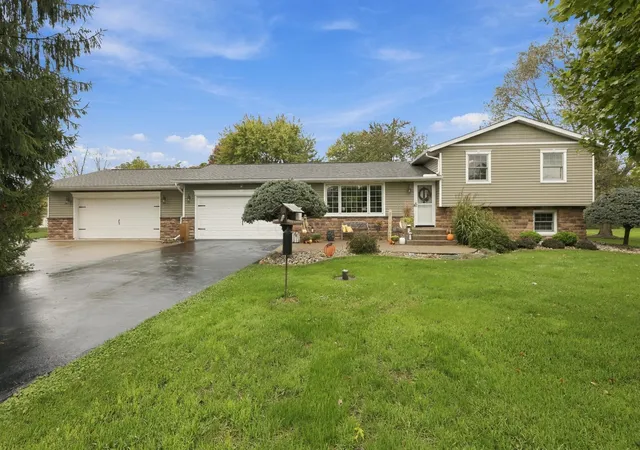 Photo 1 of Single family home for sale at 6885 Castlewood Dr Nw, Carroll, OH 43112 | MLS# 226039525 | Listing updated on 2026-10-26