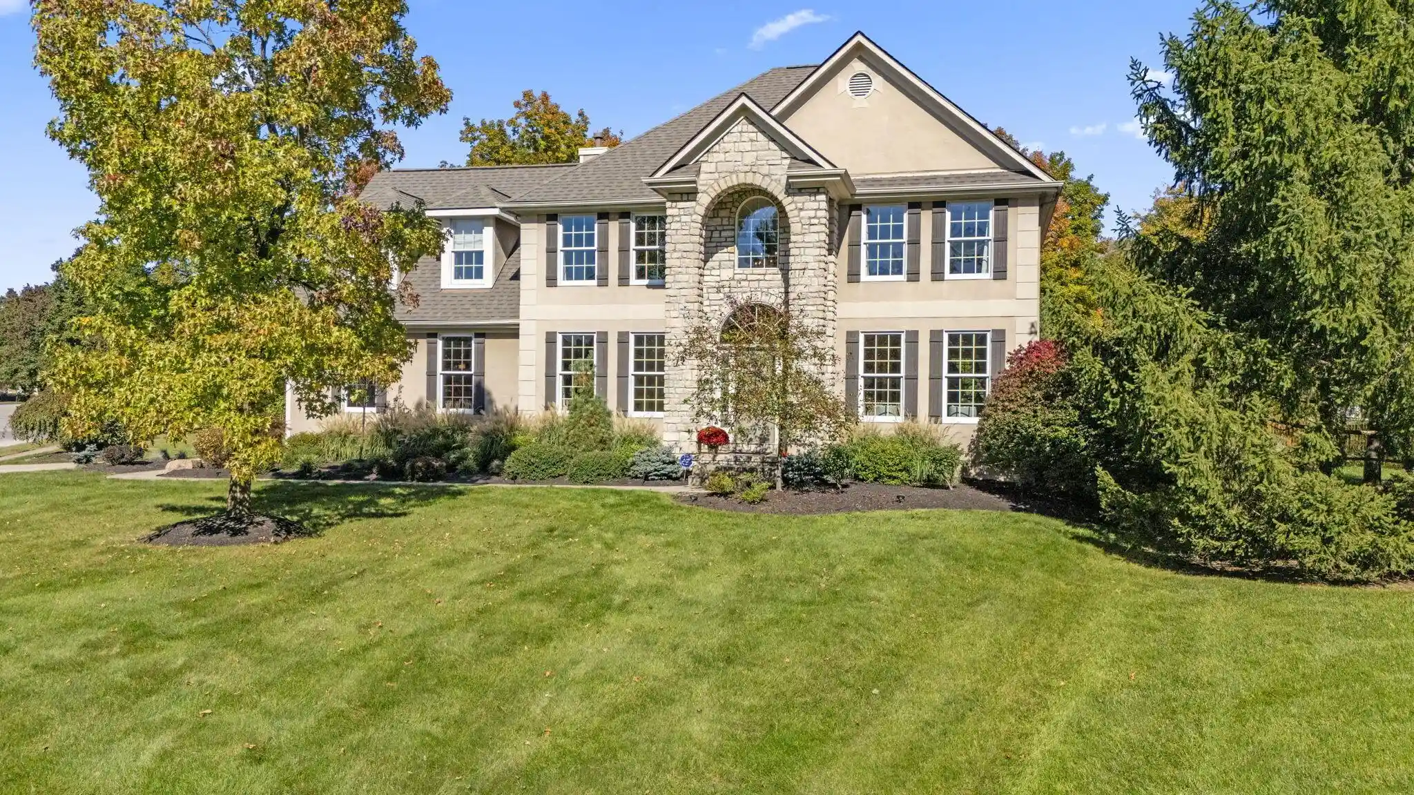 Photo 1 of Sale Pending at 272 Crossing Crk N, Columbus, OH 43230 | MLS# 226040313 | Listing updated on 2026-10-27