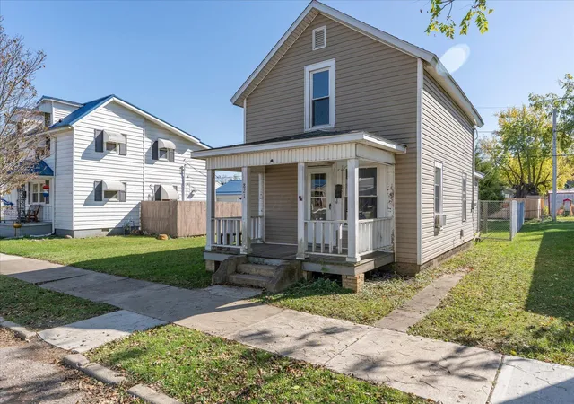 Single family home for sale at 821 Broadway St, Washington Court House, OH 43160 | MLS# 226040472