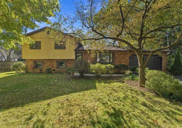 Single family home for sale at 2135 Lane Rd, Columbus, OH 43220 | MLS# 226040654