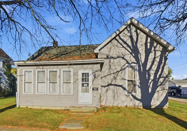Single family home for sale at 814 E Market St, Washington Court House, OH 43160 | MLS# 226040680