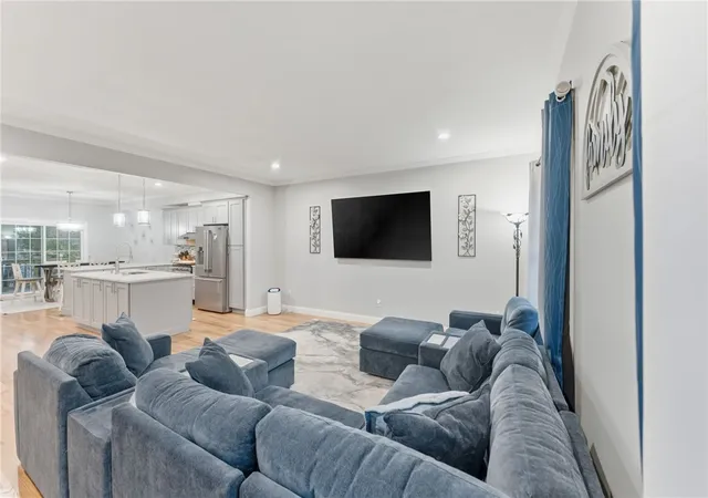 3rd image of 1504 Hunting Hill Dr, Cumberland, RI 02864 | MLS# 1397443
