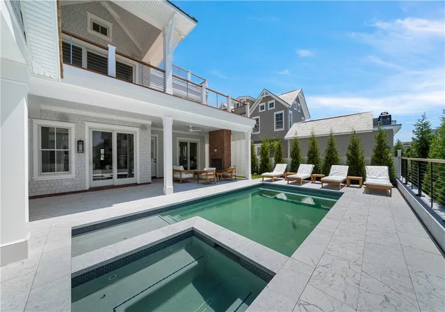 3rd image of 811 Ocean Rd, Narragansett, RI 02882 | MLS# 1401417