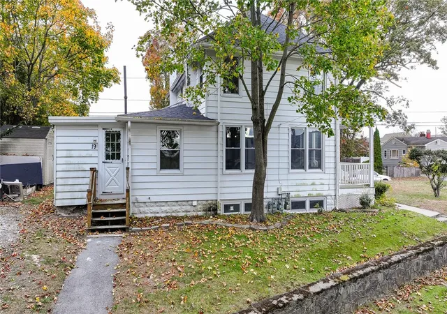 5th image of 916 Bullocks Pt Ave, East Providence, RI 02915 | MLS# 1402080