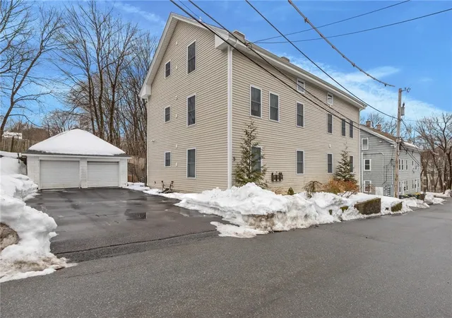 Homes for sale in Smithfield, RI | 5 Hill St #3, Smithfield, RI 02917 | MLS# 1406115