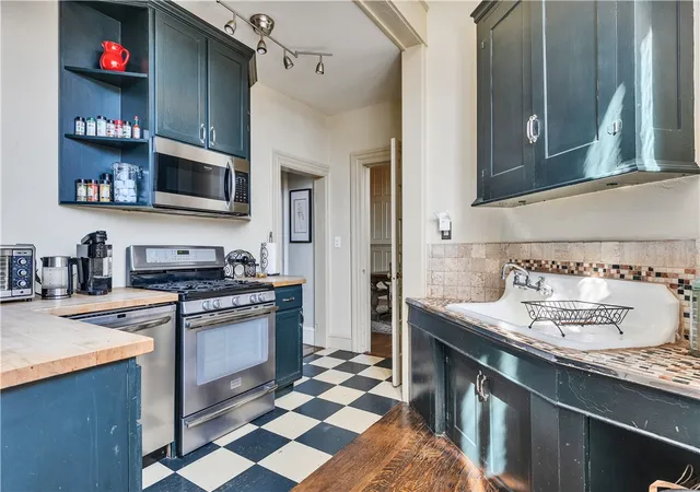 Homes for sale in Providence, RI | 453 Angell St, Providence, RI 02906 | MLS# 1406572