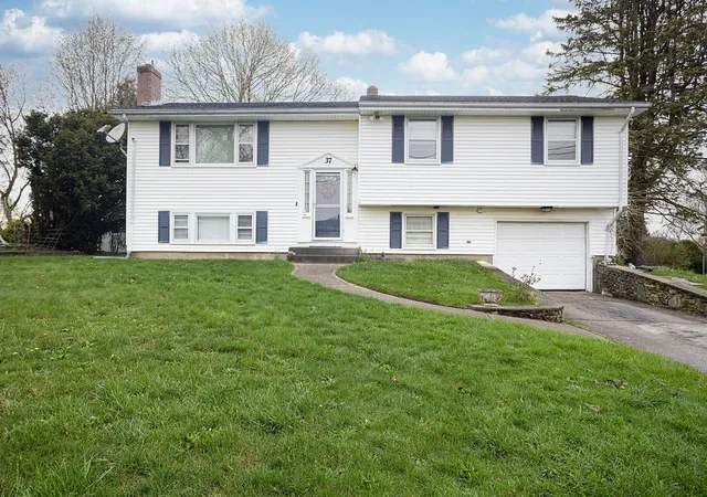 Homes for sale in Middletown, RI | 37 Squantum Dr, Middletown, RI 02842 | MLS# 1409759
