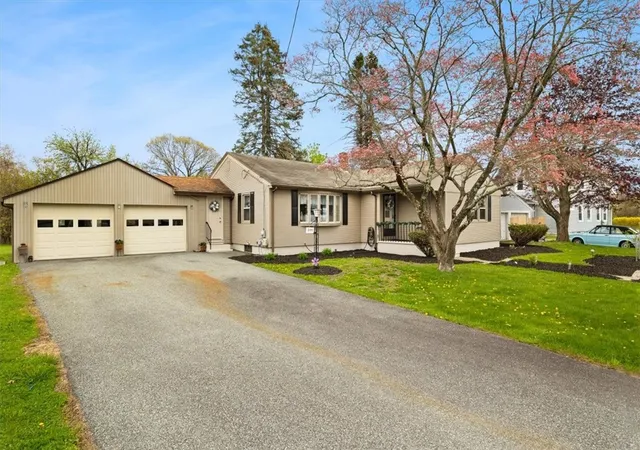 2nd image of 200 Glen Dr, Warwick, RI 02889 | MLS# 1411605