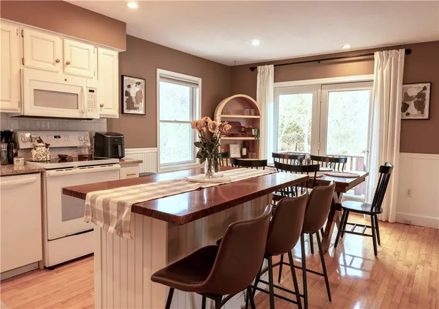 Homes for sale in South Kingstown, RI | 435 Allen Ave, South Kingstown, RI 02879 | MLS# 1411776