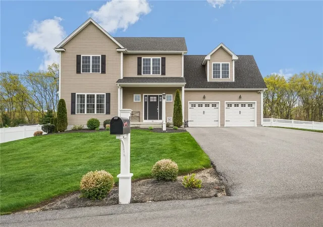 Homes for sale in Johnston, RI | 81 Golden View Dr, Johnston, RI 02919 | MLS# 1411906
