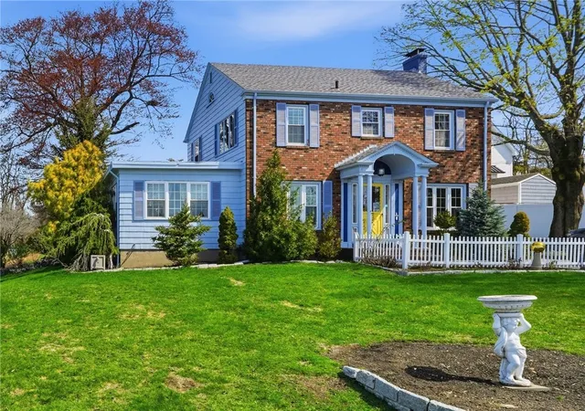 2nd image of 680 Veterans Memorial Pkwy, East Providence, RI 02914 | MLS# 1412295