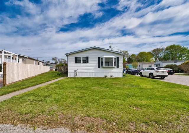 Homes for sale in Portsmouth, RI | 1 Scotty Dr, Portsmouth, RI 02871 | MLS# 1412392