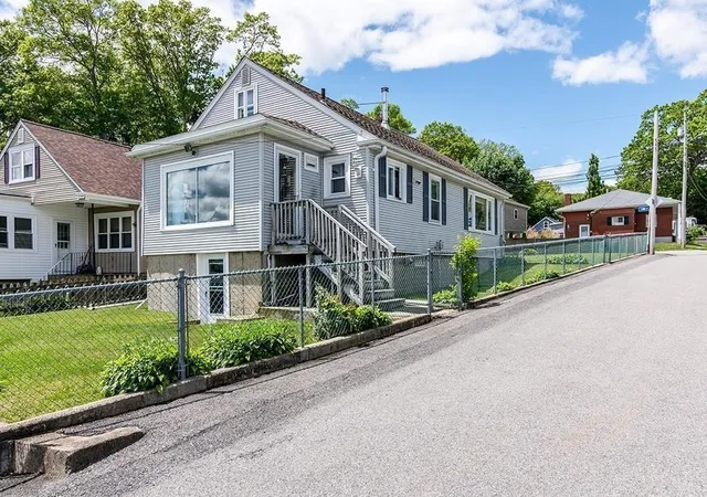 Homes for sale in Tiverton, RI | 4 Lake Ave, Tiverton, RI 02878 | MLS# 1412903
