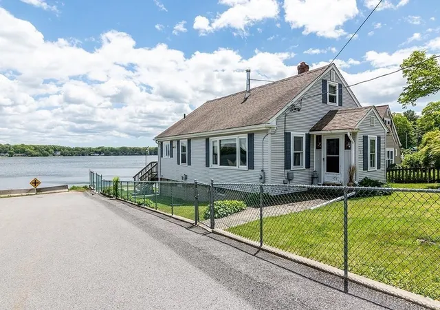 Homes for sale in Tiverton, RI | 4 Lake Ave, Tiverton, RI 02878 | MLS# 1412903