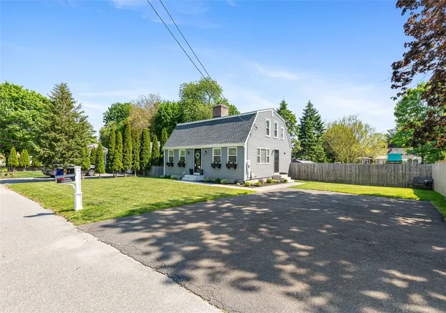 Homes for sale in Warren, RI | 12 Highview Ave, Warren, RI 02885 | MLS# 1412672