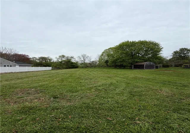 Homes for sale in Portsmouth, RI | 61 Willow Ln, Portsmouth, RI 02871 | MLS# 1413382