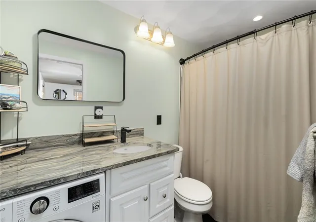 Homes for sale in Warwick, RI | 130 Pilgrim Pkwy #5, Warwick, RI 02888 | MLS# 1413446
