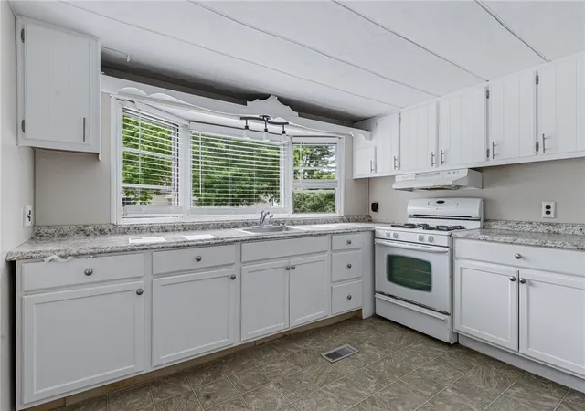 Homes for sale in Coventry, RI | 53 Park Ln, Coventry, RI 02816 | MLS# 1413332
