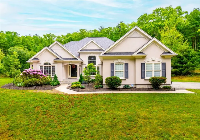 Homes for sale in North Smithfield, RI | 4 Hart Pond Dr, North Smithfield, RI 02896 | MLS# 1413505