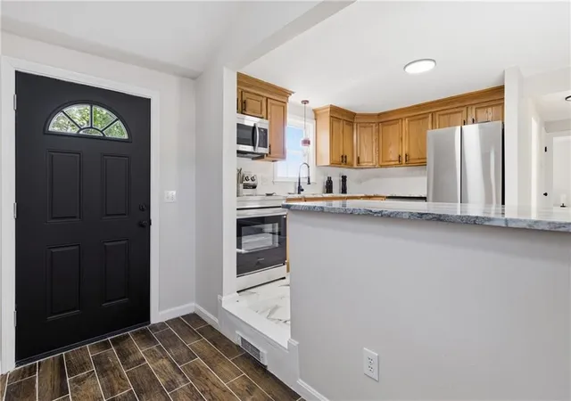 Homes for sale in Cranston, RI | 61 Rose Hill Dr, Cranston, RI 02920 | MLS# 1413588