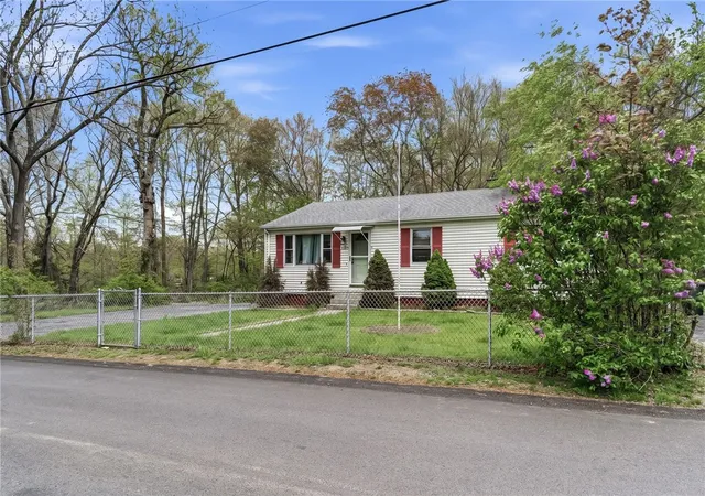 Homes for sale in Smithfield, RI | 27 Douglas Cir, Smithfield, RI 02828 | MLS# 1413750