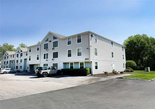 Homes for sale in North Providence, RI | 201 Woodlawn Ave #104, North Providence, RI 02904 | MLS# 1412795