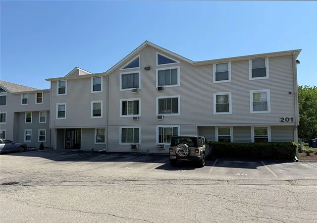 Homes for sale in North Providence, RI | 201 Woodlawn Ave #104, North Providence, RI 02904 | MLS# 1412795