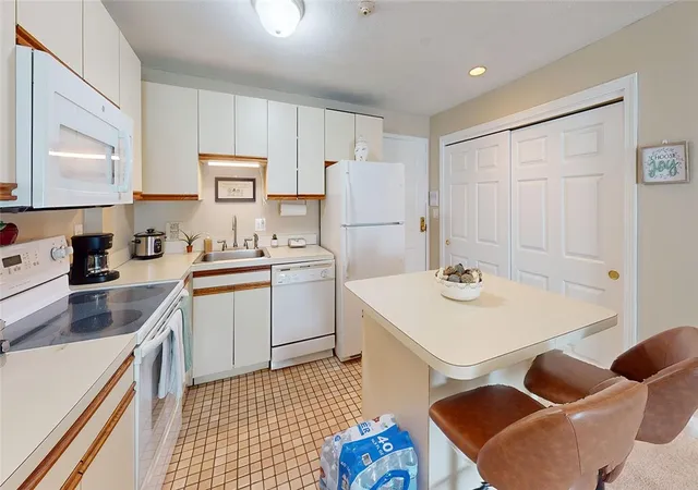 Homes for sale in North Providence, RI | 201 Woodlawn Ave #104, North Providence, RI 02904 | MLS# 1412795
