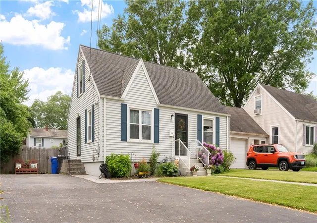 3rd image of 162 Thatcher St, East Providence, RI 02916 | MLS# 1413585