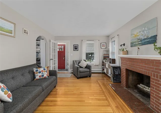 Homes for sale in Cranston, RI | 25 Farm St, Cranston, RI 02920 | MLS# 1413566