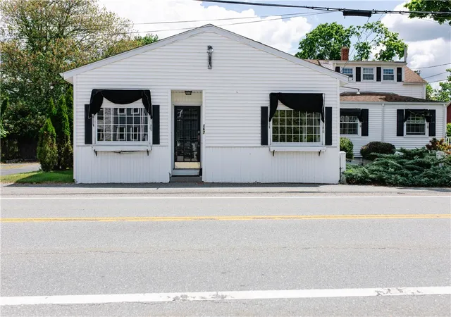 Homes for sale in Barrington, RI | 165 Sowams Rd, Barrington, RI 02806 | MLS# 1413860