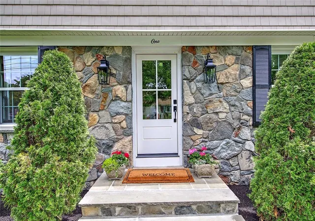 Homes for sale in Barrington, RI | 1 Cheshire Dr, Barrington, RI 02806 | MLS# 1414174