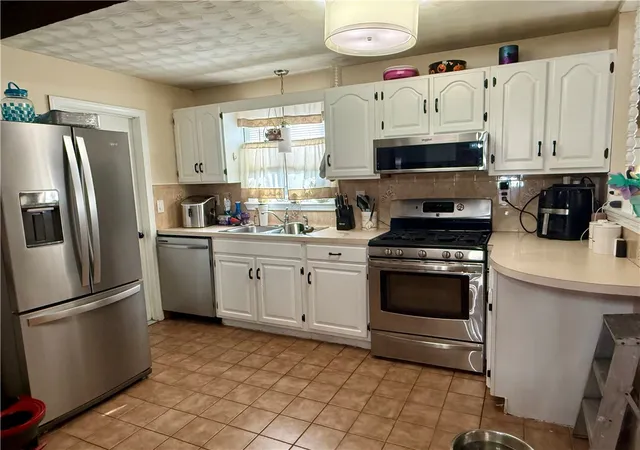 5th image of 3 Clover St, Pawtucket, RI 02860 | MLS# 1414369