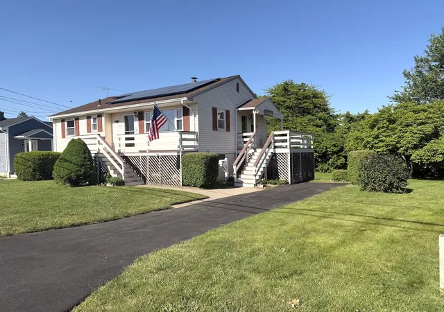 Homes for sale in Middletown, RI | 15 Casey Dr, Middletown, RI 02842 | MLS# 1414392