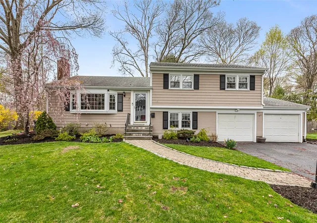 Homes for sale in Barrington, RI | 7 Meadowbrook Dr, Barrington, RI 02806 | MLS# 1414397