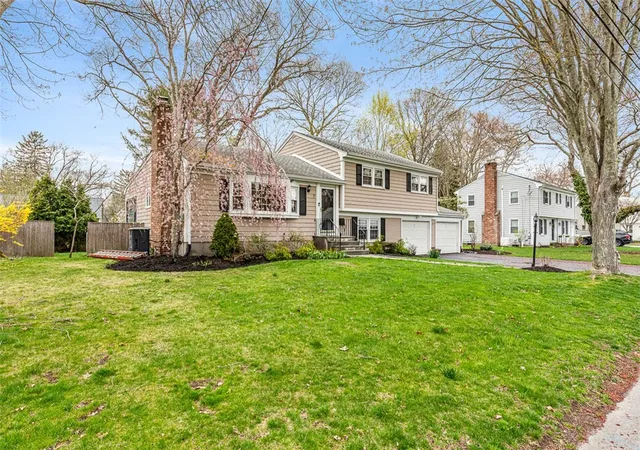Homes for sale in Barrington, RI | 7 Meadowbrook Dr, Barrington, RI 02806 | MLS# 1414397