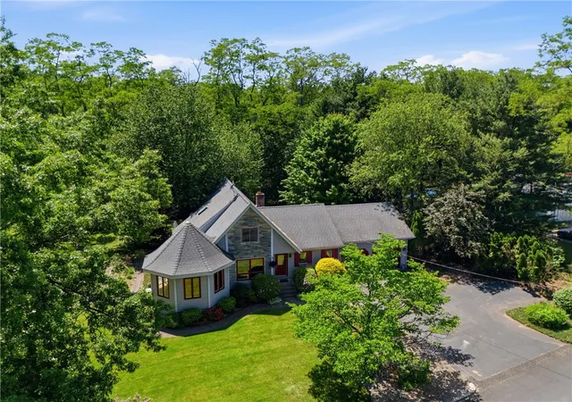 Homes for sale in Lincoln, RI | 32 Briarwood Rd, Lincoln, RI 02865 | MLS# 1414827